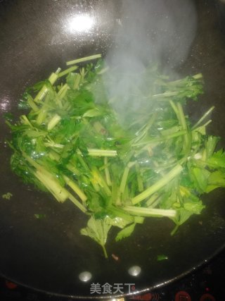 低脂高蛋白：芹菜炒牛肉的做法步骤：4