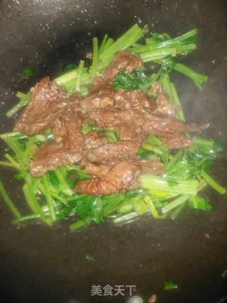 低脂高蛋白：芹菜炒牛肉的做法步骤：5