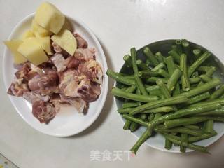 豆角焖土豆鸡肉的做法步骤：1