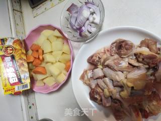 咖喱土豆焖鸡的做法步骤：1