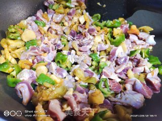 酸菜炒鸡胗的做法步骤：4