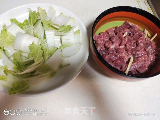 牛肉炒白菜的做法步骤：1