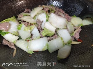 牛肉炒白菜的做法步骤：3
