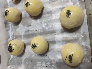 蛋黄酥的做法步骤：11