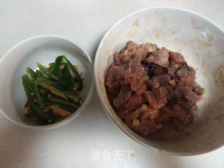 青椒炒牛肉的做法步骤：1