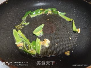 青椒炒牛肉的做法步骤：2