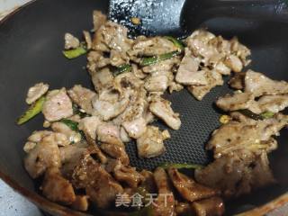 青椒炒牛肉的做法步骤：4