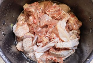 柴鸡炖土豆的做法步骤：1