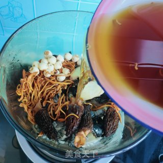 羊肚菌乌鸡汤面的做法步骤：3