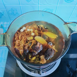 羊肚菌乌鸡汤面的做法步骤：4