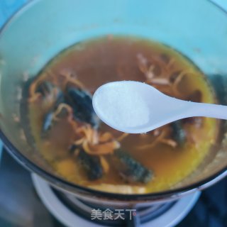 羊肚菌乌鸡汤面的做法步骤：5