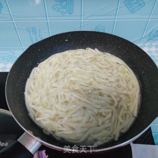 羊肚菌乌鸡汤面的做法步骤：7