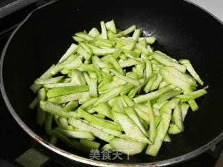 虾仁丝瓜汤的做法步骤：3