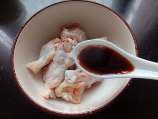 红烧奥尔良鸡翅根的做法步骤：2