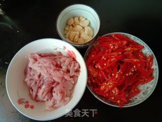 红椒蒜粒炒肉的做法步骤：1