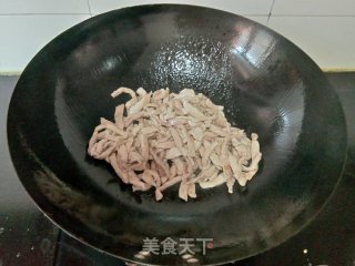 红椒蒜粒炒肉的做法步骤：2
