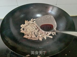 红椒蒜粒炒肉的做法步骤：3