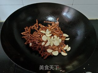 红椒蒜粒炒肉的做法步骤：6
