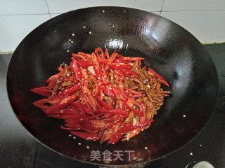 红椒蒜粒炒肉的做法步骤：7