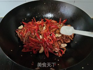 红椒蒜粒炒肉的做法步骤：8