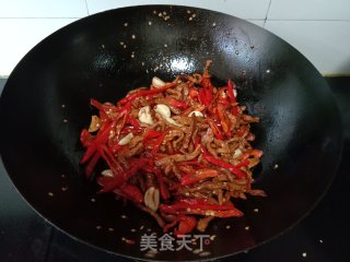 红椒蒜粒炒肉的做法步骤：9