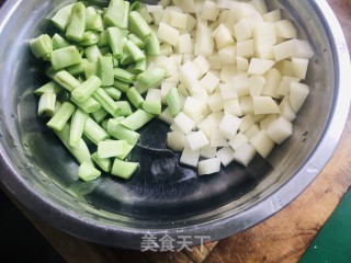 鸡肉香菇土豆丁拌荞面的做法步骤：1