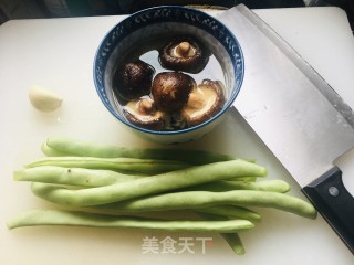 鸡肉香菇土豆丁拌荞面的做法步骤：2