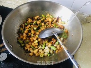 鸡肉香菇土豆丁拌荞面的做法步骤：5