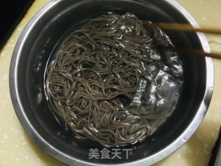 鸡肉香菇土豆丁拌荞面的做法步骤：11