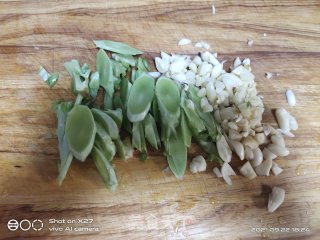 蒜香油麦菜的做法步骤：1