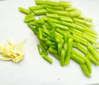 芹菜炒鲜百合的做法步骤：2