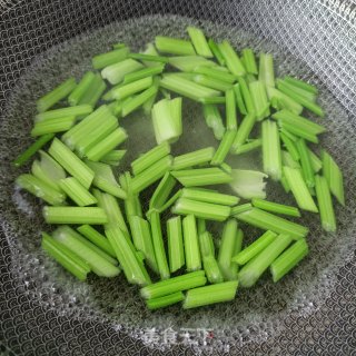 芹菜炒鲜百合的做法步骤：9