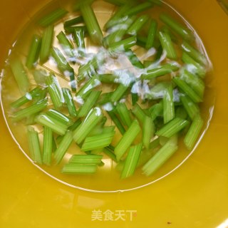 芹菜炒鲜百合的做法步骤：10