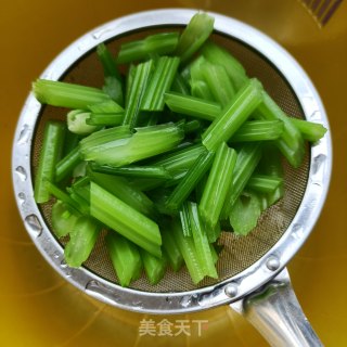 芹菜炒鲜百合的做法步骤：11