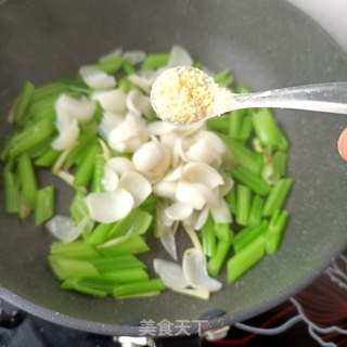 芹菜炒鲜百合的做法步骤：16
