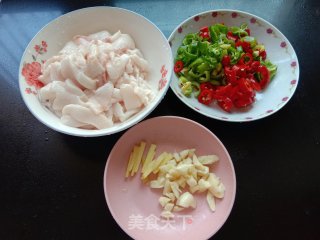 青红椒炒猪油渣的做法步骤：1