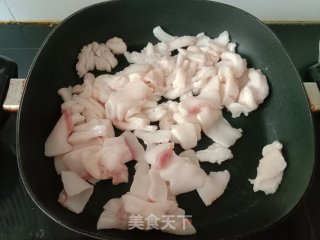 青红椒炒猪油渣的做法步骤：2