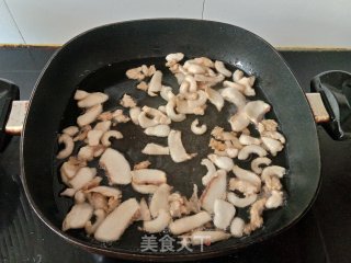 青红椒炒猪油渣的做法步骤：3