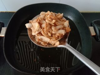 青红椒炒猪油渣的做法步骤：4