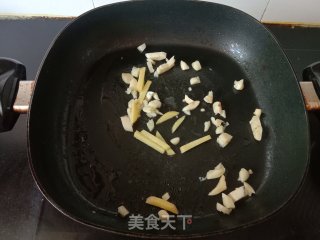 青红椒炒猪油渣的做法步骤：5