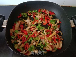 青红椒炒猪油渣的做法步骤：7