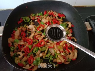 青红椒炒猪油渣的做法步骤：9