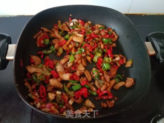 青红椒炒猪油渣的做法步骤：11