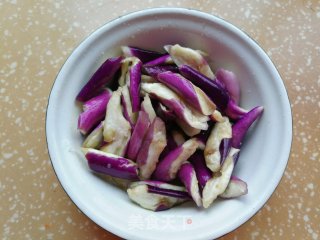 肉丁茄子烧豆角的做法步骤：1