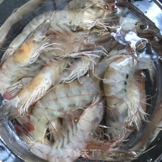 糖醋虾仁的做法步骤：1