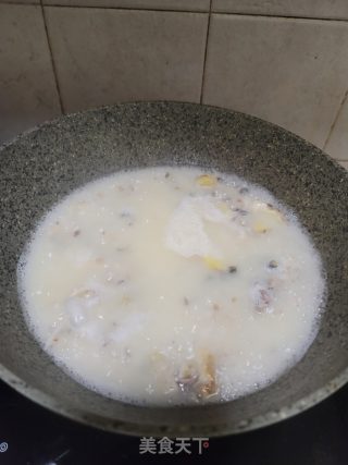 裙带菜鲫鱼汤的做法步骤：6