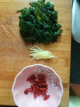 裙带菜鲫鱼汤的做法步骤：9