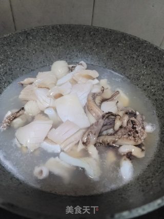 姜葱炒鱿鱼的做法步骤：4