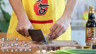 姜葱炒蟹的做法步骤：2