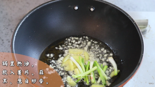 姜葱炒蟹的做法步骤：3